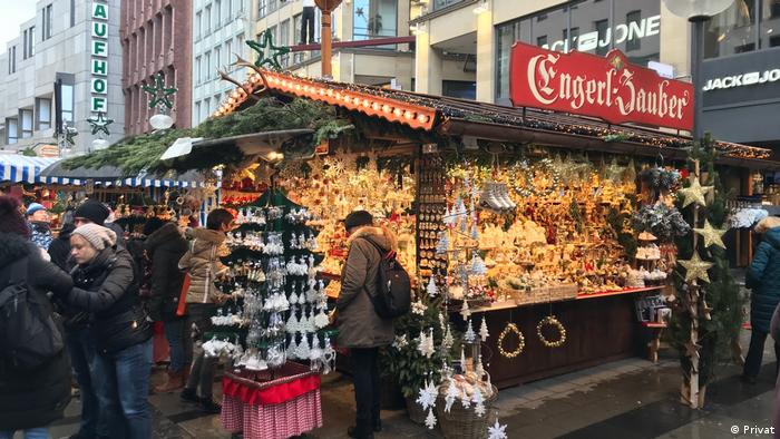 A stand at the Munich Christmas market in pre-COVID times