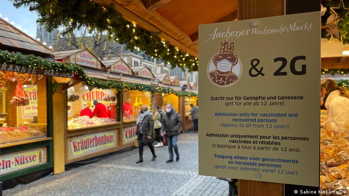 A sign at Aachen's Christmas market announcing COVID vaccination or recovery requirements