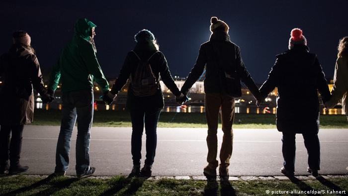 Human chain in Dresden on anniversary of bombing (picture-alliance/dpa/S.Kahnert)