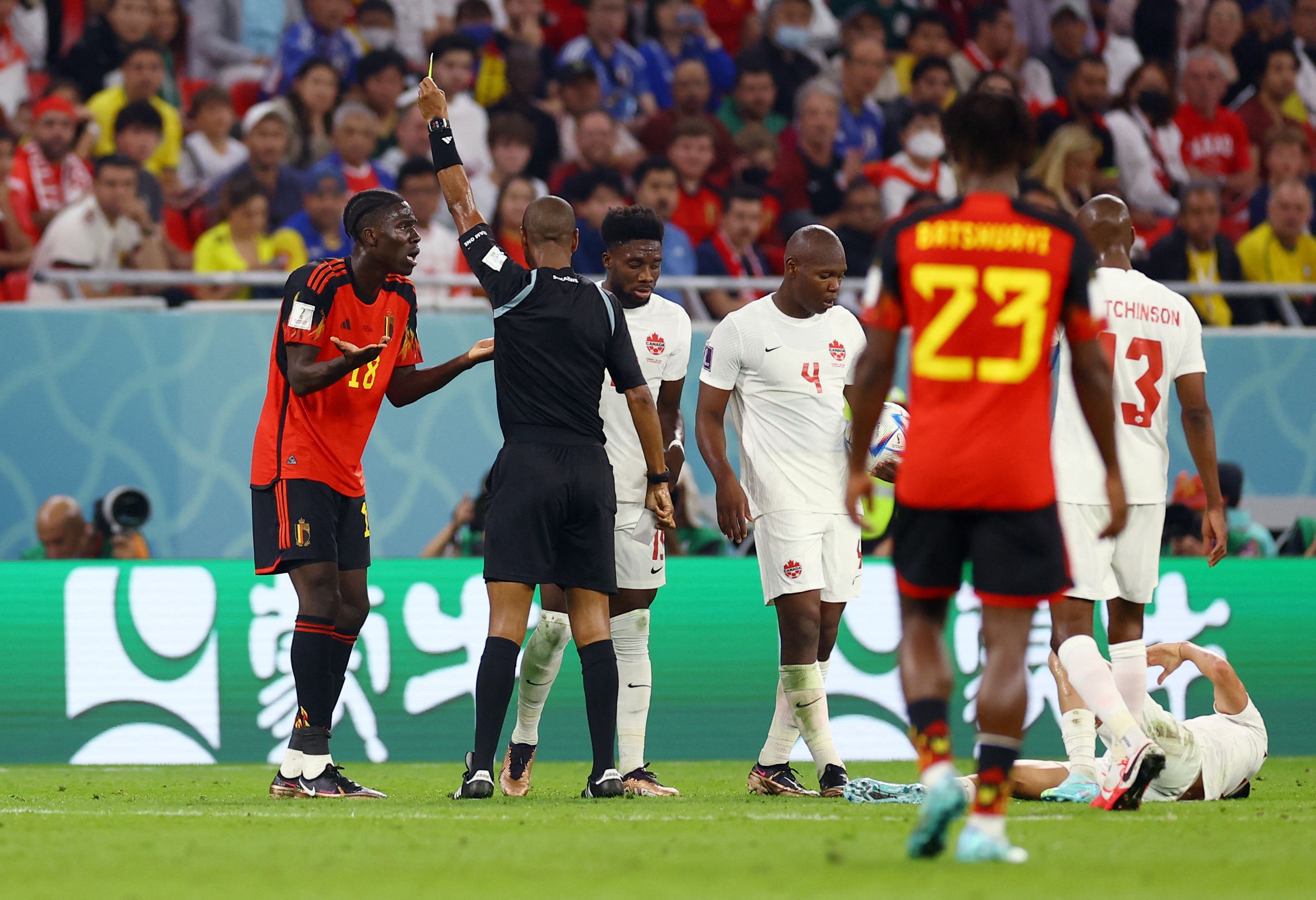 Amadou Onana recibió la tarjeta amarilla por parte del árbitro Janny Sikazwe (REUTERS/Kai Pfaffenbach)